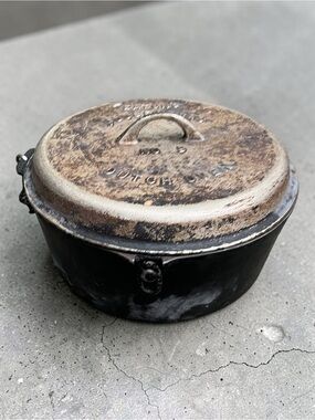 Vintage Eaton’s #9 Cast Iron Dutch Oven - Black with Aged Patina